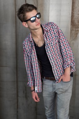 Hippi tarzı adam portresi