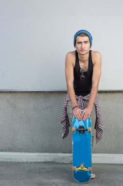 Genç adam bir kaykay ile moda