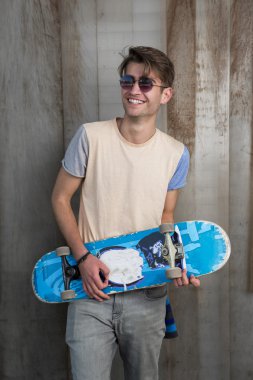 Genç adam bir kaykay ile moda