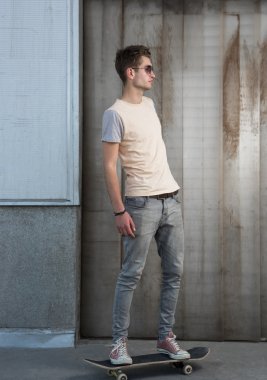 kaykay üzerinde genç adam