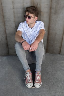 Genç adam bir kaykay ile moda