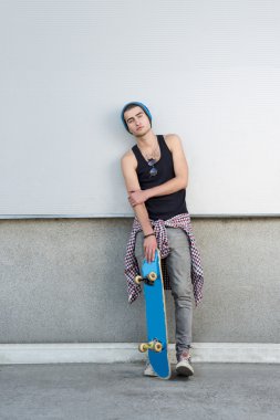 Genç adam bir kaykay ile moda