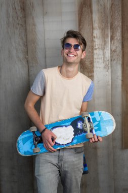 Kaykaylı Gülümseyen Adam