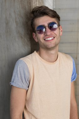 Hippi tarzı adam portresi