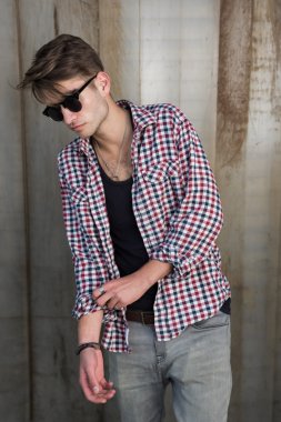 Hippi tarzı adam portresi