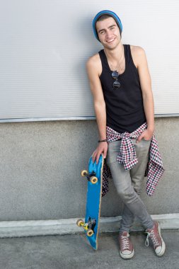 Kaykaylı genç adam.