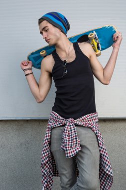 Genç adam bir kaykay ile moda