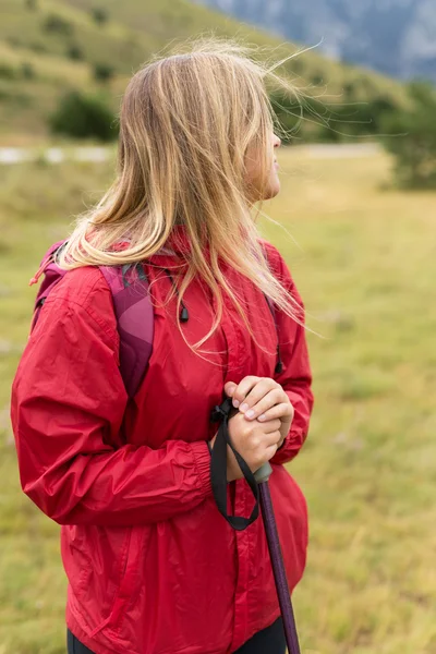 Žena turistika v horách — Stock fotografie