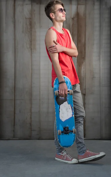 Νέοι μόδας άνθρωπος με skateboard — Φωτογραφία Αρχείου
