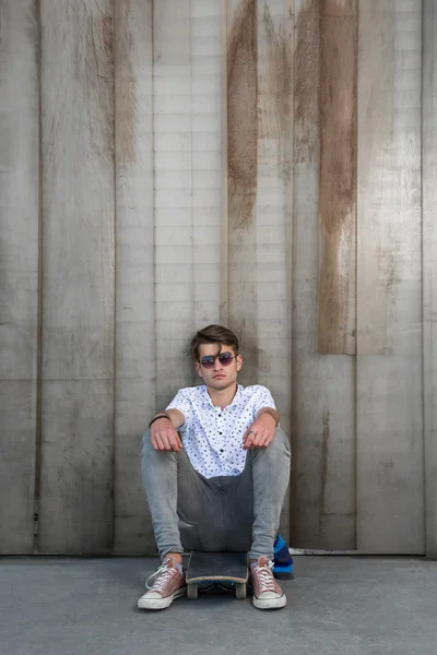 Genç adam bir kaykay ile moda