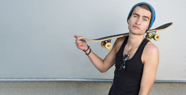 Young fashion guy with a skateboard — Stock Photo, Image