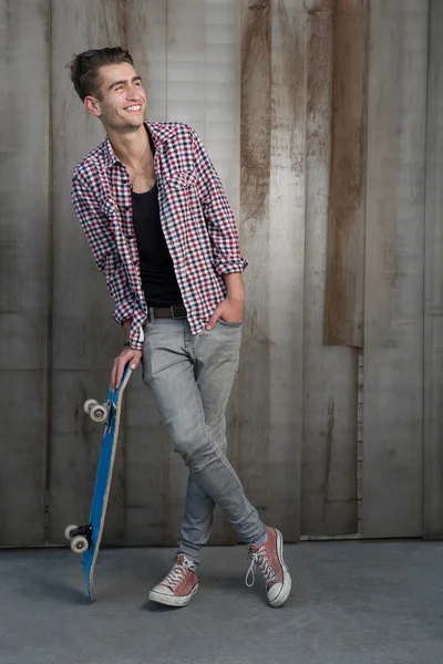 젊은 남자 잡고 스케이트 보드 — 스톡 사진
