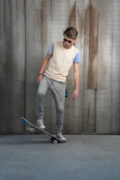 Móda pro mladé chlapík s skateboard — Stock fotografie