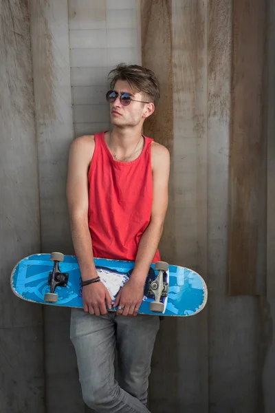 Man in red with blue skateboard — Stock Photo, Image