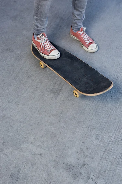 Αστείος άνθρωπος με skateboard — Φωτογραφία Αρχείου