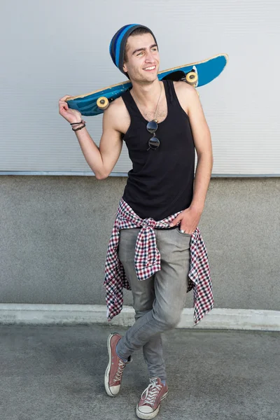 스케이트 보드와 함께 젊은 패션 남자 — 스톡 사진