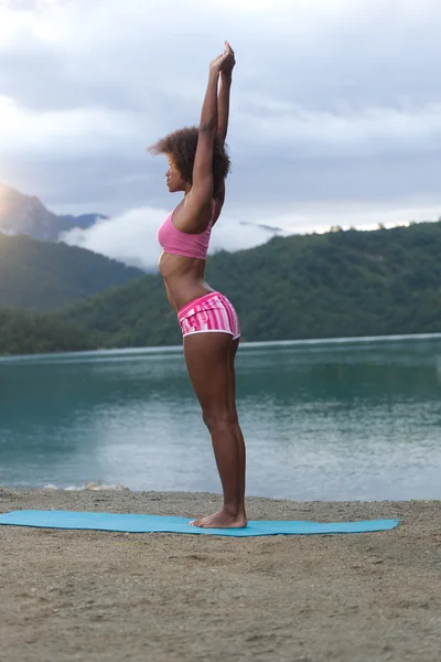 Afro woman in yoga pose — Φωτογραφία Αρχείου