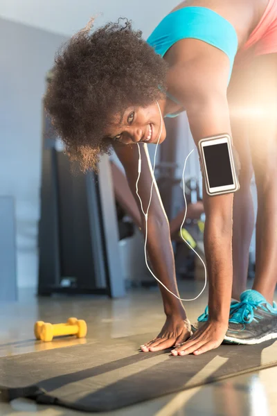 Spor salonunda uzanan kadın — Stok fotoğraf