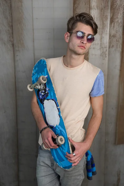 Mode man met skateboard — Stockfoto