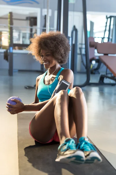 Attraktive Frau im Fitnessstudio — Stockfoto