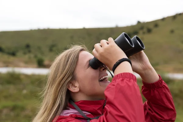 Žena s dalekohledem, Turistika v horách — Stock fotografie