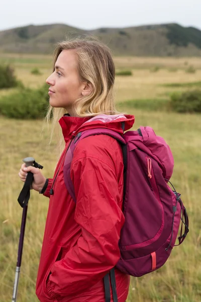 Žena turistika v horách — Stock fotografie