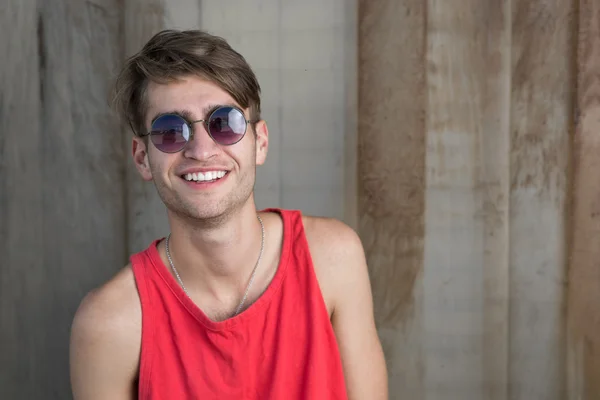 Junger Mann mit Sonnenbrille — Stockfoto