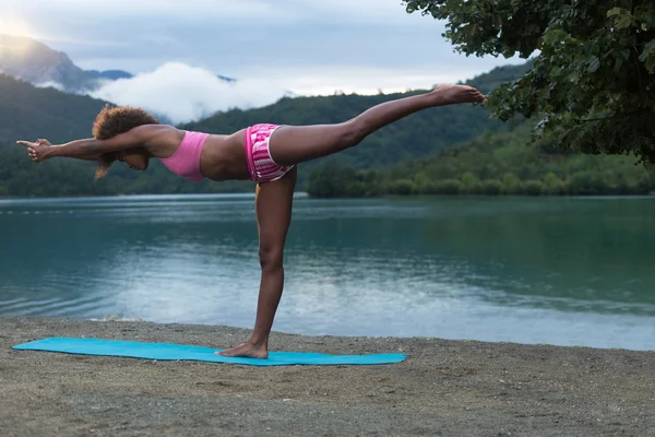 Yoga poz Afro kadın — Stok fotoğraf