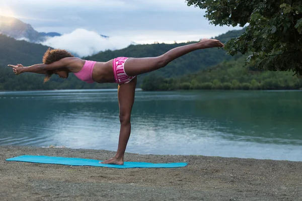 Afro woman in yoga pose — Φωτογραφία Αρχείου