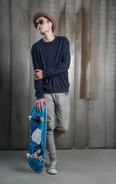 Hipster man med skateboard — Stockfoto