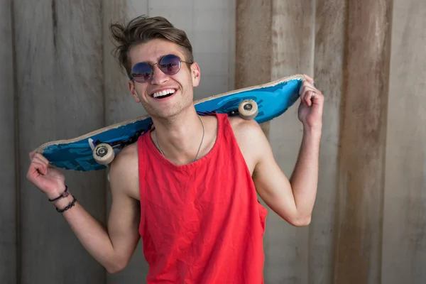 Giovane ragazzo di moda con uno skateboard — Foto Stock