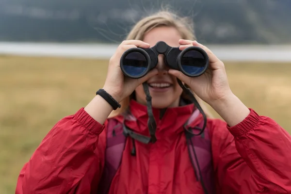 Donna con binocolo escursionismo in montagna — Foto Stock