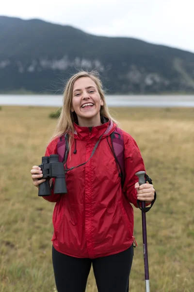 Mulher com binóculos caminhadas nas montanhas — Fotografia de Stock