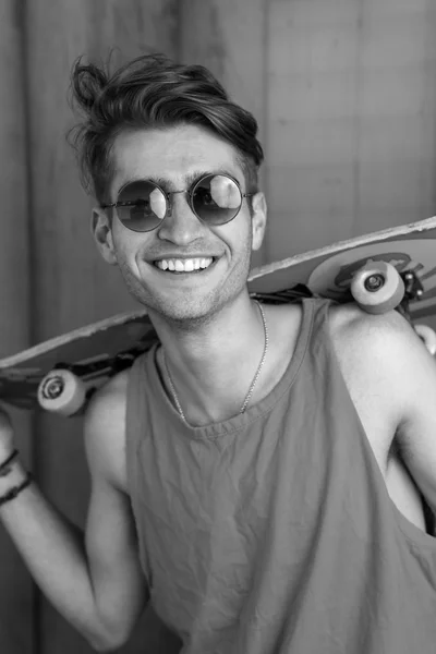 Giovane ragazzo di moda con uno skateboard — Foto Stock