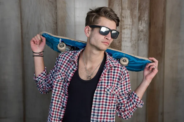 Молодой парень с скейтбордом — стоковое фото