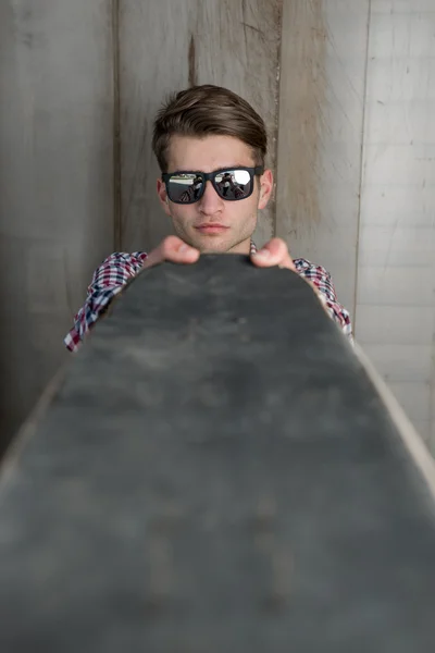 Giovane ragazzo di moda con uno skateboard — Foto Stock