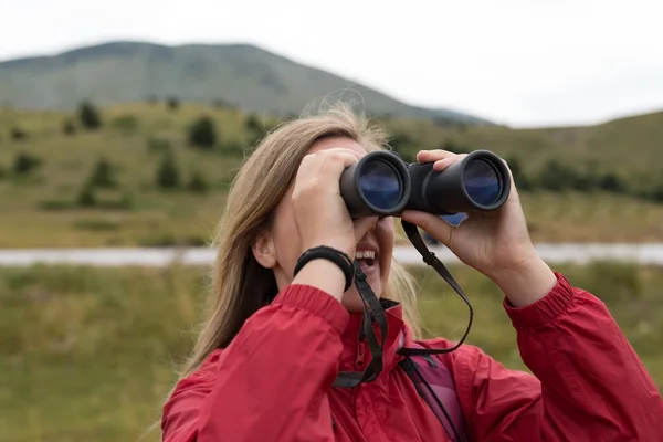 Kvinna med kikare Fotvandring i bergen — Stockfoto