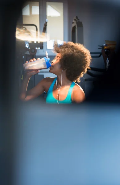 性感迷人的黑人美国女人享受的时间在健身房的运动装 — 图库照片