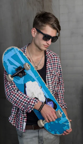 Mode man bedrijf skateboard — Stockfoto