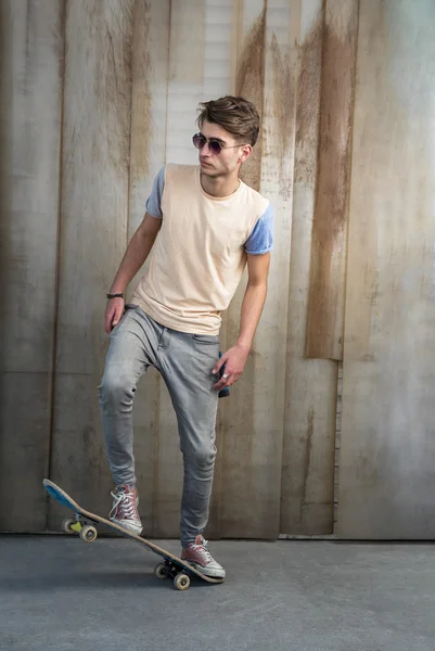 스케이트 보드에 젊은 남자 — 스톡 사진