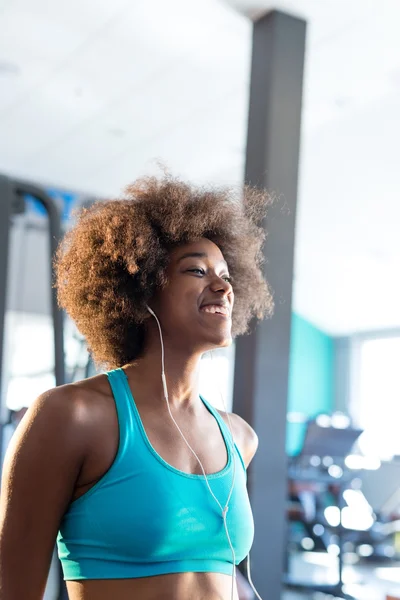 Ελκυστική γυναίκα Αφρο στο γυμναστήριο — Φωτογραφία Αρχείου