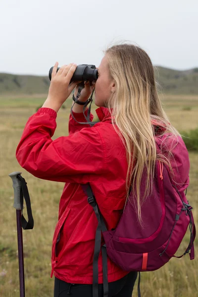 Žena s dalekohledem, Turistika v horách — Stock fotografie