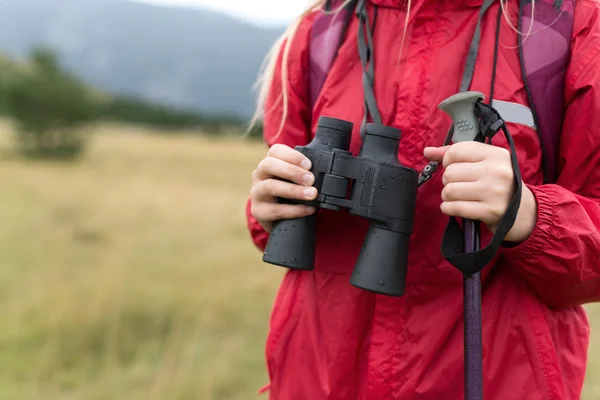 Mulher com binóculos caminhadas nas montanhas — Fotografia de Stock