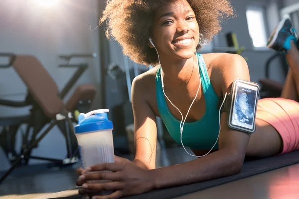 Woman in blue sportswear in gym — Φωτογραφία Αρχείου