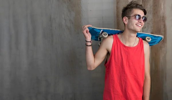 Giovane ragazzo di moda con uno skateboard — Foto Stock