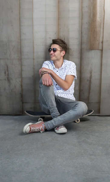 Young fashion guy with a skateboard — Stock Photo, Image