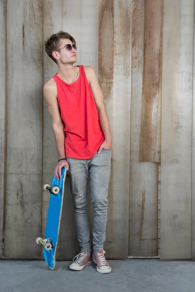 Чоловік зі скейтбордом на вулиці — стокове фото