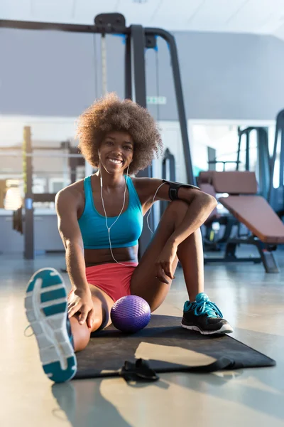 Afro-Frau in blauer Sportbekleidung — Stockfoto