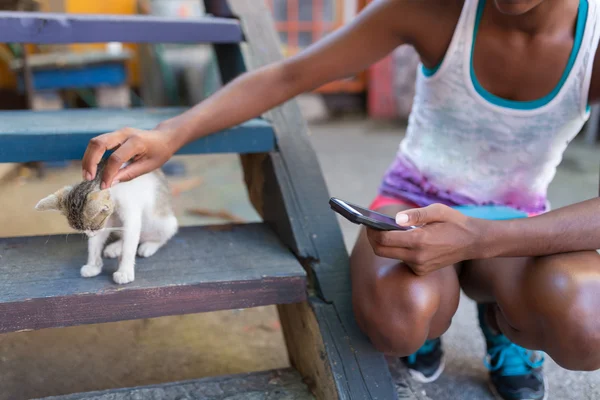 Afro woman with cat — Stock Photo, Image