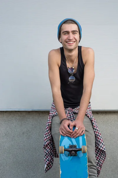 Young fashion guy with a skateboard — Stock Photo, Image